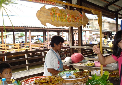 سوق خلونغ سام العائم