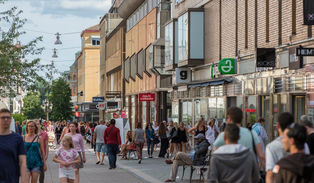 التسوق فى شارع Svartbäcksgatan