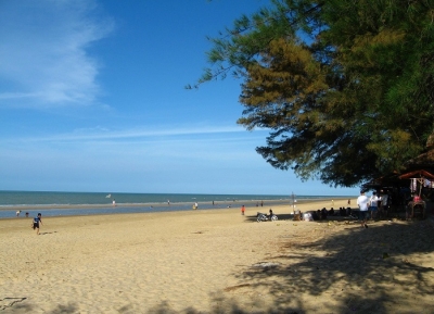  شاطئ لومبانغ  