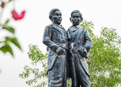 تمثال تشانغ-إنغ سيامي التوائم التذكاري