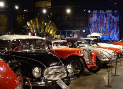  متحف عالم فن الملبوسات & السيارات الكلاسيكيه 
