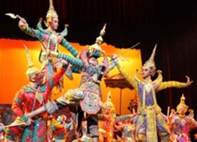  رقص الكلاسيكي التقليدي التنكري على مسرح تشالرمكرونغ 