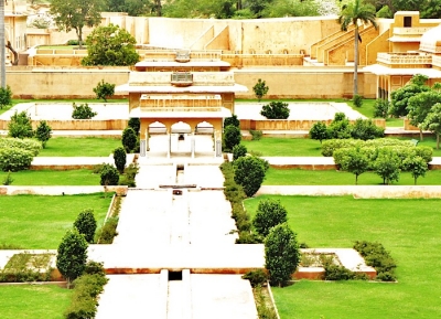 حديقة قصر سيسوديا راني