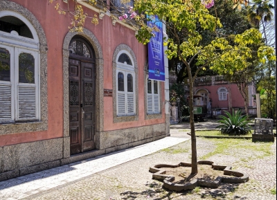  مركز لوريندا سانتوس لوبو الثقافي 