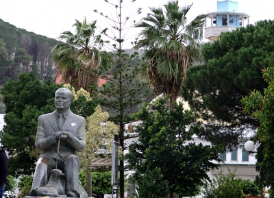 تمثال الحبيب بورقيبة