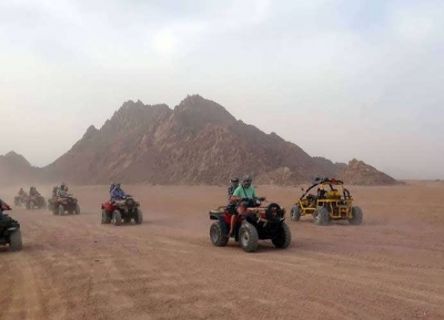  ركوب الدراجات الرباعية في الصحراء الغربية 