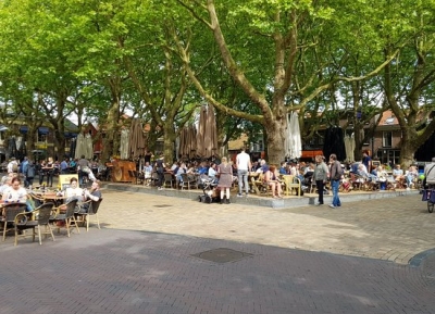 الهدوء و الطعام الجيد فى ساحة Beestenmarkt