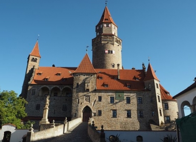  قم بزيارة قلعة بوزوف الخيالية 
