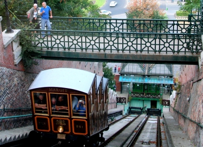  ركوب قطار قلعه بودابست المعلق 